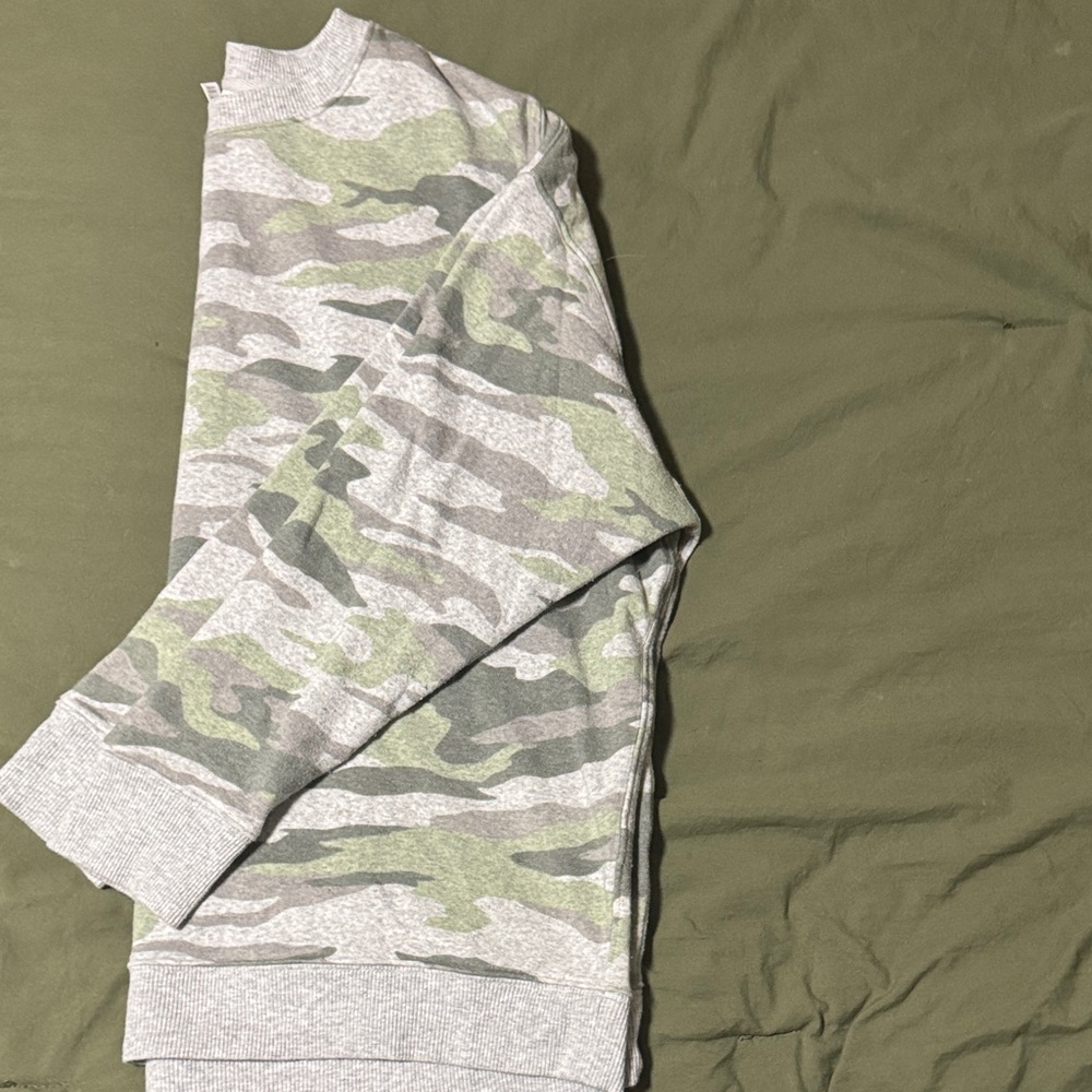 Time and Tru Camouflage Sweatshirt - Green and Gray